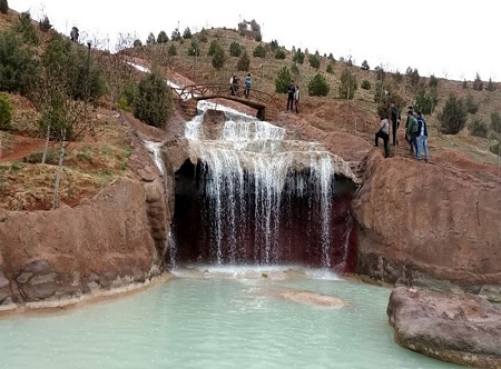 کوه عینال تبریز, تفرجگاه کوهستانی عینالی, آبشار مصنوعی کوه عینالی